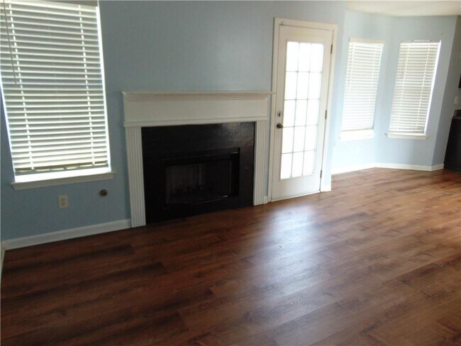 Building Photo - 611 Dove Ln