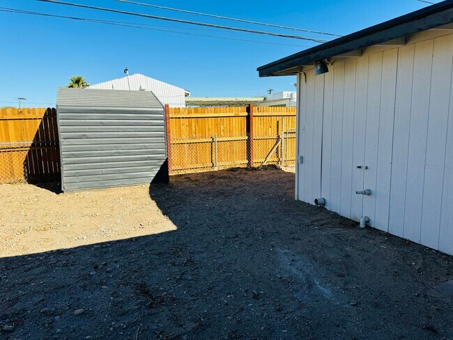 Building Photo - Spacious 3 Bedroom, 2 Bathroom Home with Solar in Bullhead City!