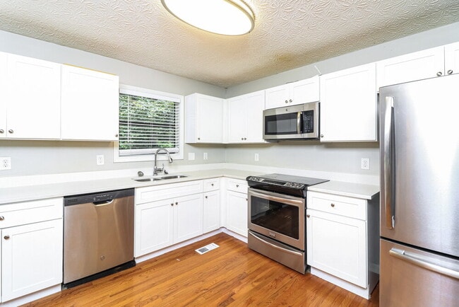 Building Photo - 249 Castleair Dr NE