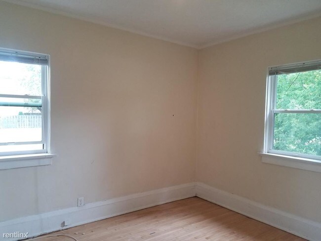 Building Photo - 136 W Meinecke Ave