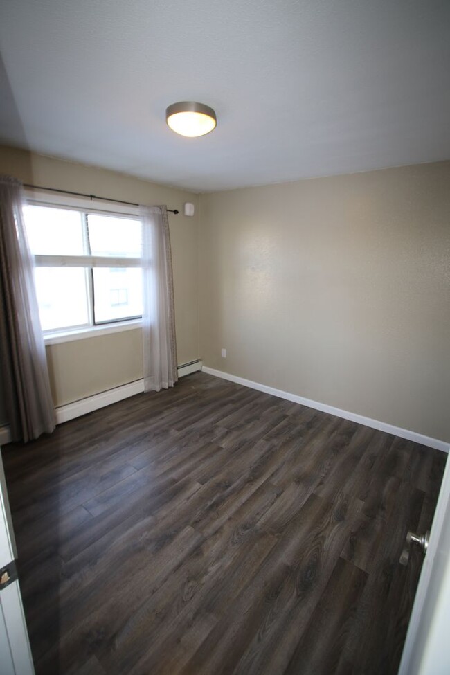 Building Photo - Nicely Updated 3 Bedroom Condo Downtown!