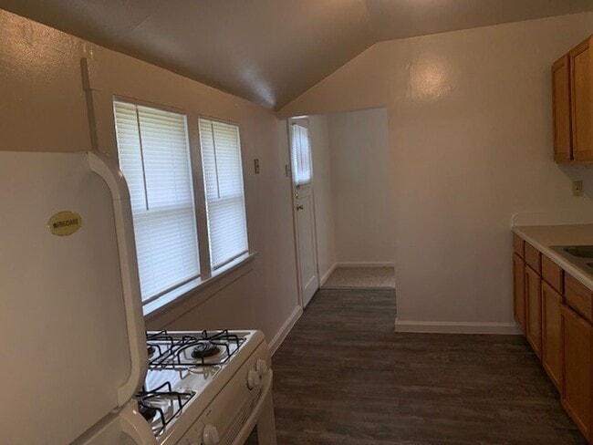Building Photo - 2 Bed 1 Bath