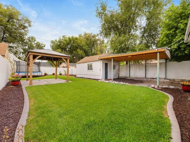 Building Photo - 245 800 E