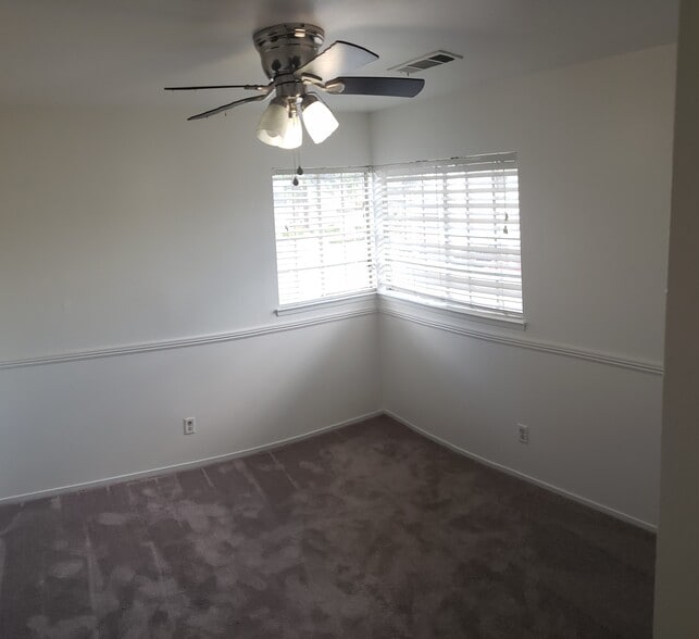 Building Photo - 2329 N Clark St