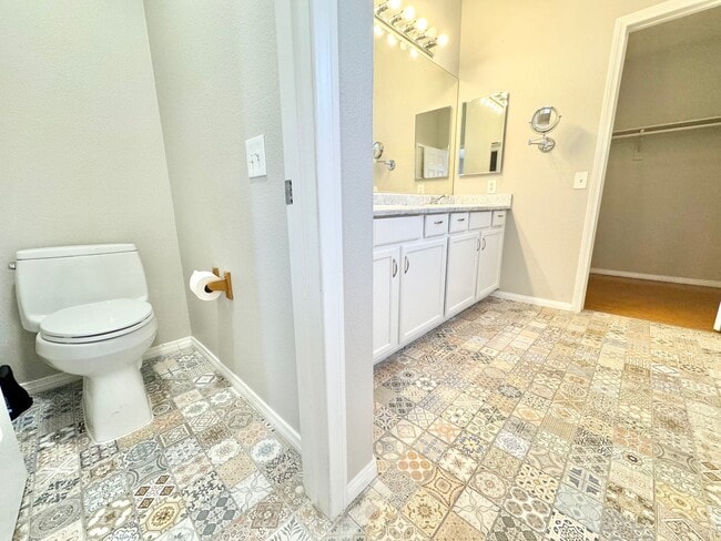 Building Photo - LIMITED TIME ONLY: $500 OFF 2ND MONTH'S RENT -MOVE IN W/IN TWO WEEKS TO TAKE ADVANTAGE of this Be...