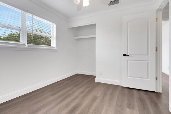 Building Photo - 3864 Coconut Cir S