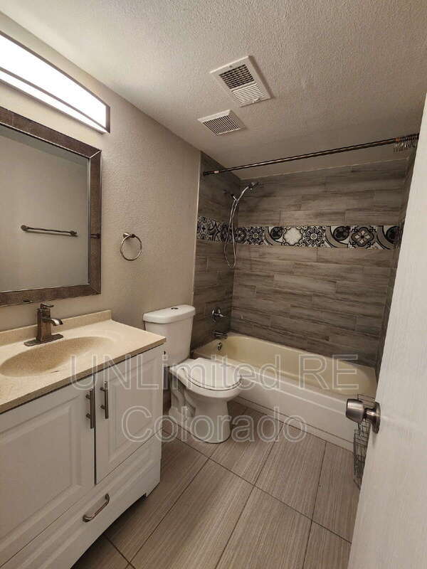 Building Photo - 431 S Kalispell Way