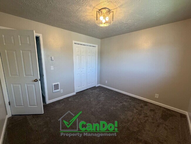 Building Photo - Now Available! Freshly Remodeled 2 bedroom, 1 bathroom apartment in Blackfoot with Fiber Internet.
