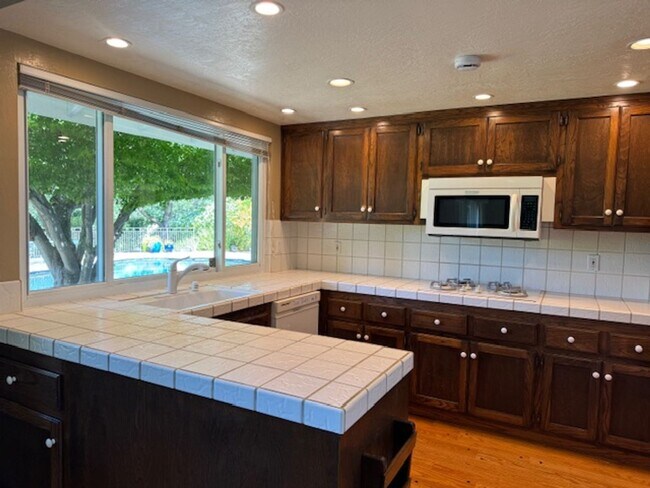 Building Photo - Single level home with pool in Whitegate c...