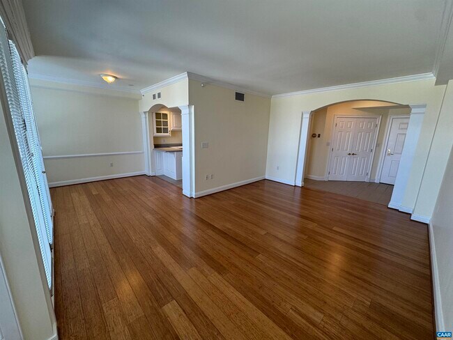 Building Photo - 500 Crestwood Dr