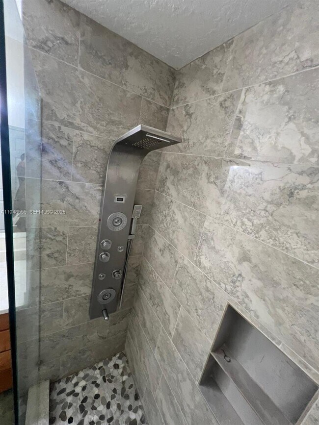 Building Photo - 252 City View Dr