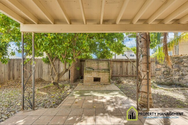 Building Photo - Inviting 3-Bedroom, 2-Bathroom Residence w...