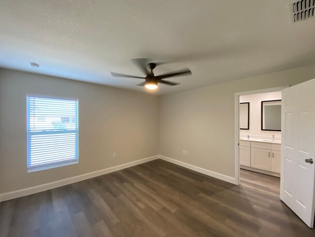 Building Photo - Desirable SW Ocala Neighborhood, 3/2/2 **W...