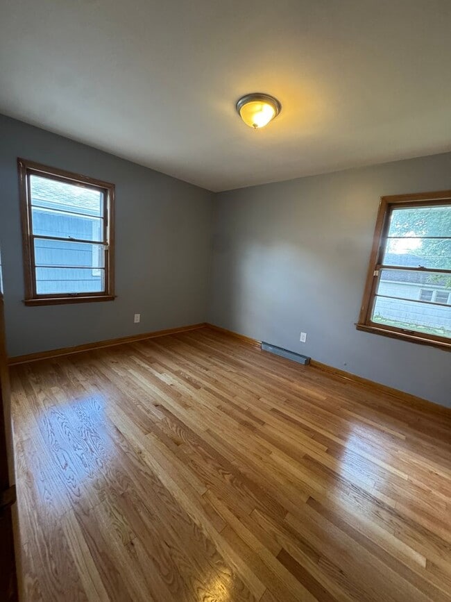 Building Photo - 3 bedroom, 2 bathrooms, 2 car garage-Ranch...
