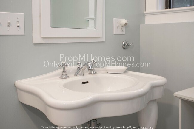 Building Photo - Discover Serenity in King Neighborhood!