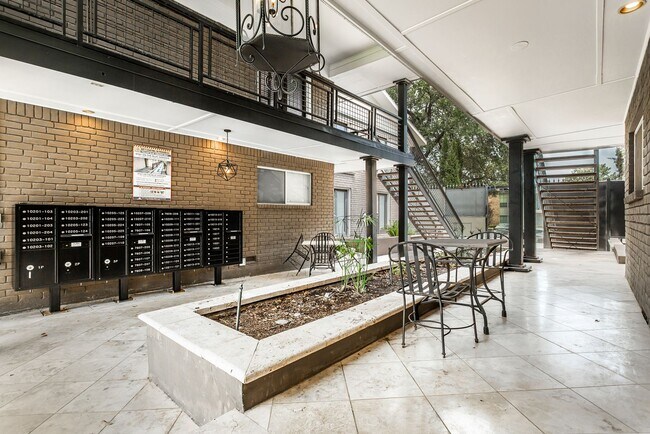 Building Photo - 10205 Regal Oaks Dr