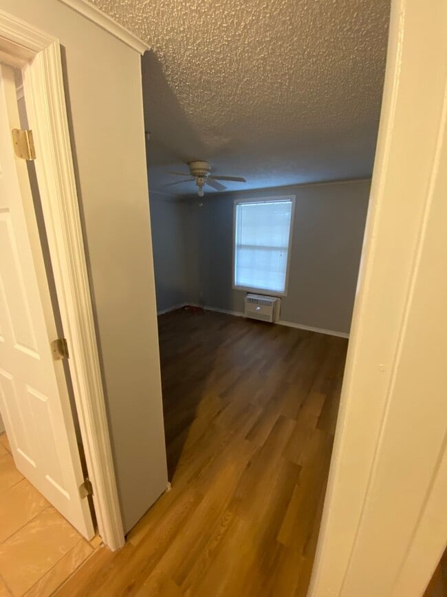 Building Photo - Charming 1 Bed, 1 Bath Condo Near University