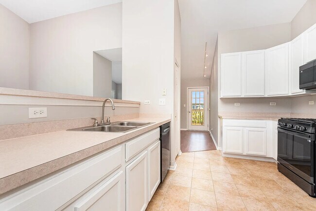 Building Photo - 2404 Golf Ridge Cir