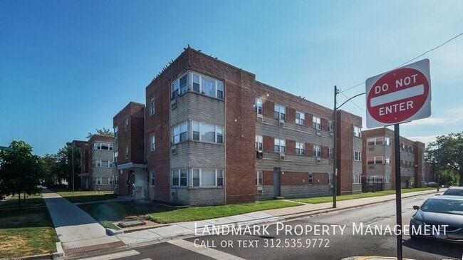 Primary Photo - 2401 W Balmoral Ave