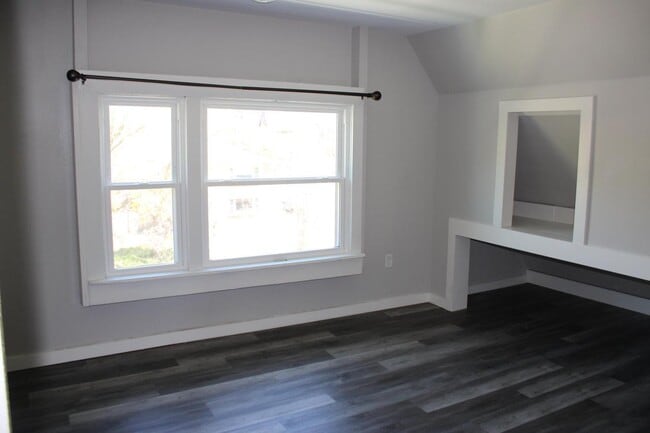 Building Photo - 2909 N Farwell Ave