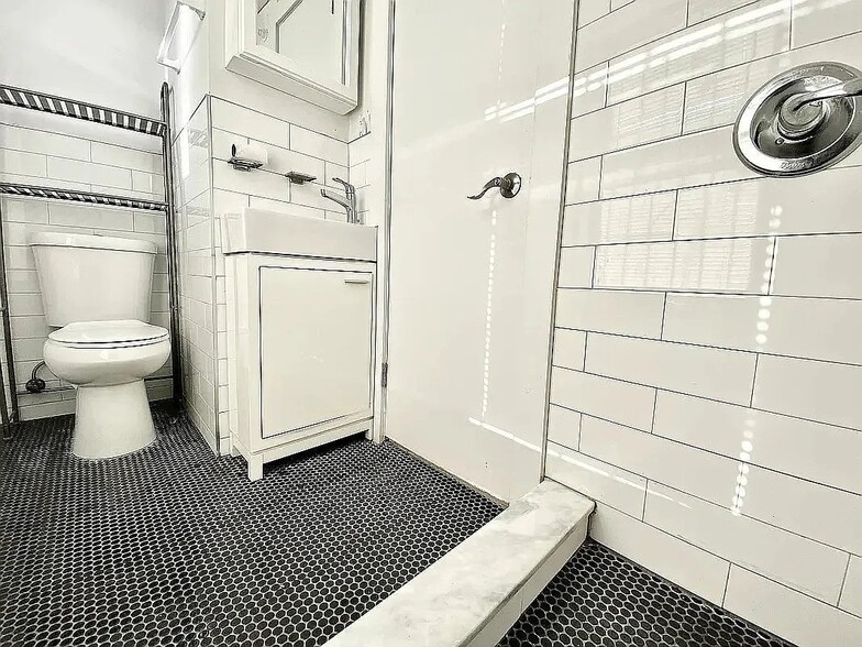 Building Photo - 406 W 39th St