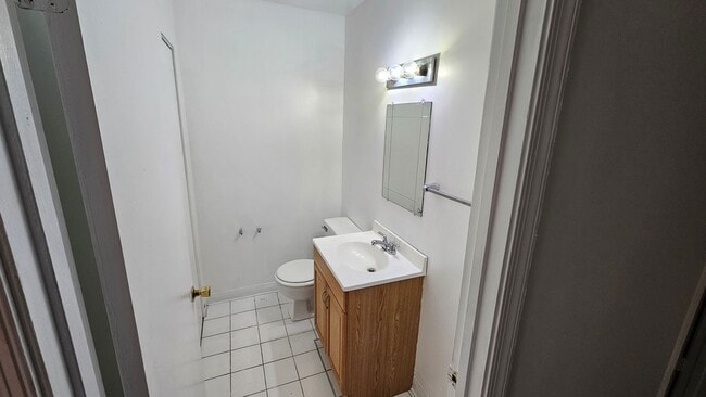 Building Photo - Secound Story Unit - Single Floor 3BR/1.5BA - Eastern Henrico - Great Location