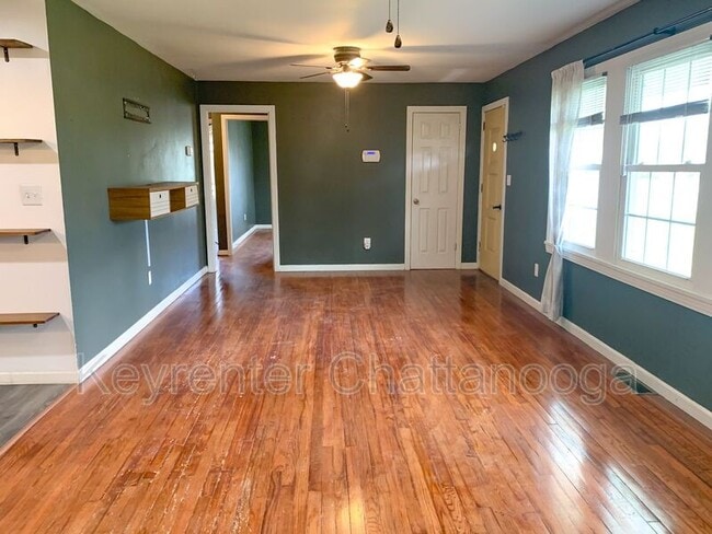 Building Photo - 827 Woodmore Ln