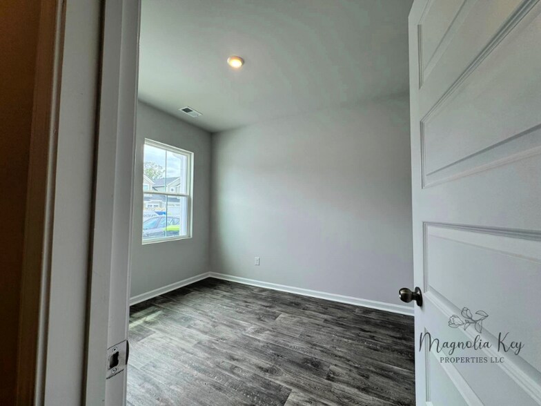 Building Photo - 608 Harrison Mill St