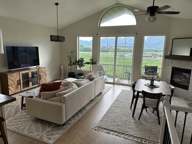 Building Photo - 151 850 W