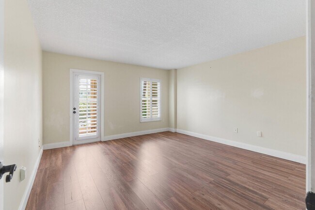 Building Photo - 951 De Soto Rd