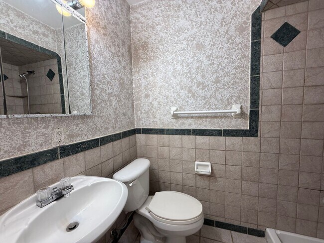 Building Photo - Spacious 3 bedroom 2 bath home with garage