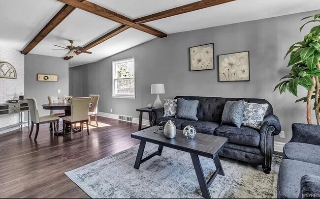 Building Photo - 484 W Utica St