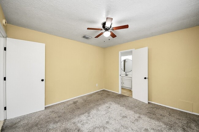 Building Photo - 2614 Village Cir Dr