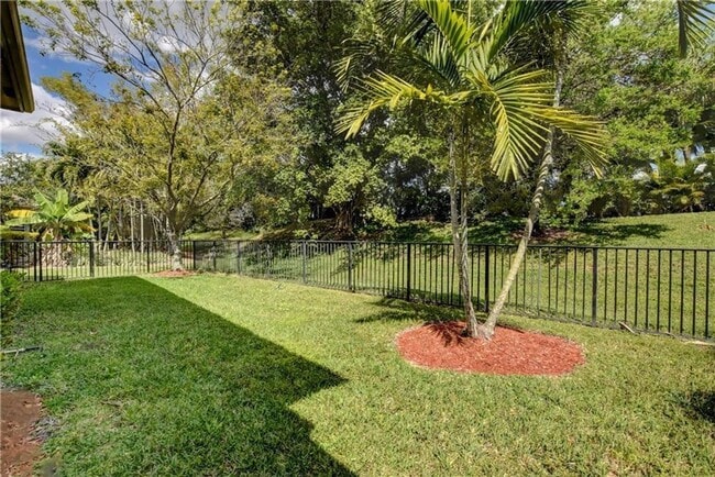 Building Photo - 10295 Trianon Pl