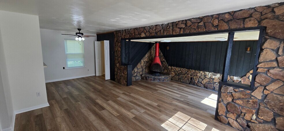 Building Photo - 5200 Broken Oak Dr