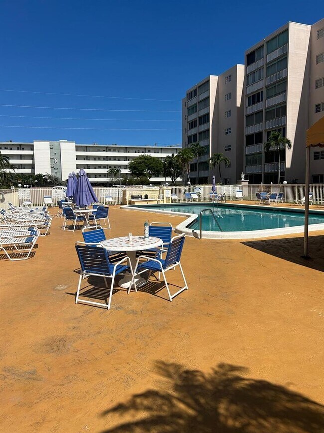 Building Photo - 500 NE 12th Ave