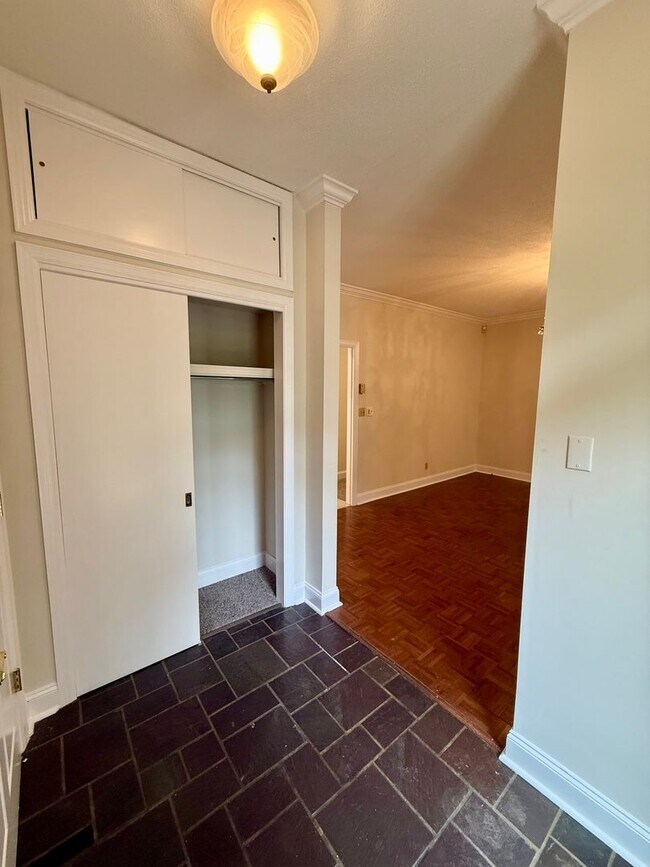 Building Photo - Knoxville 37909 - 2 bedroom, 1.5 bath unit, duplex - Contact Chad Weeks (865) 567-6193