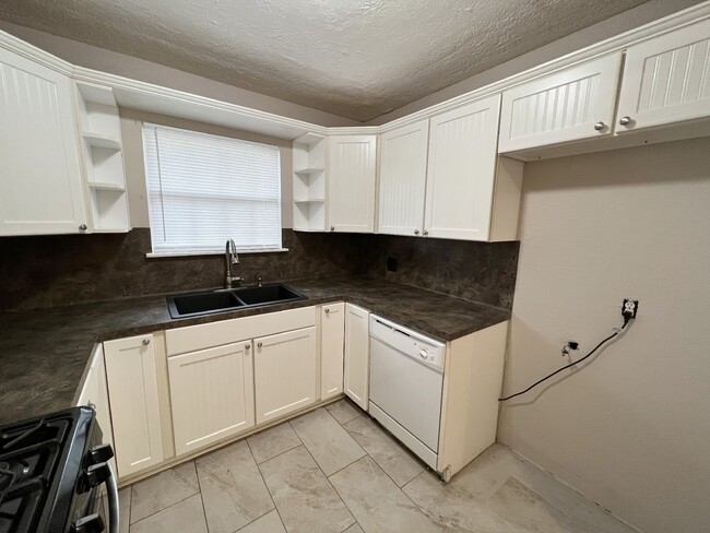 Building Photo - 2703 Thomas Ave