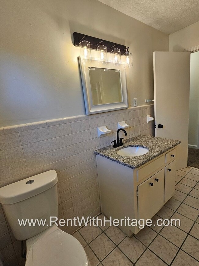 Building Photo - Amazing 4 Bedroom/ 2 Bath Home / Bonus Roo...