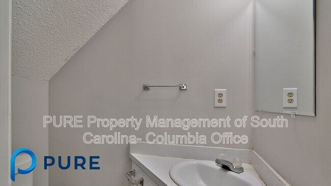 Building Photo - 521 Hickory Hill Dr