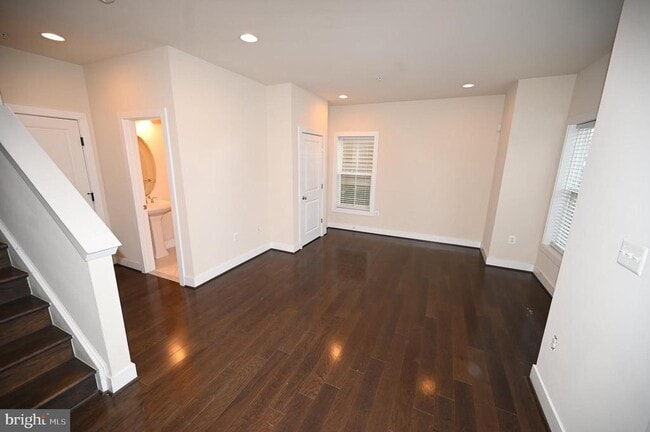 Building Photo - 2413 Glenallan Ave