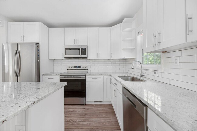 Building Photo - (Coming Soon) Renovated Home just minutes from Uptown!