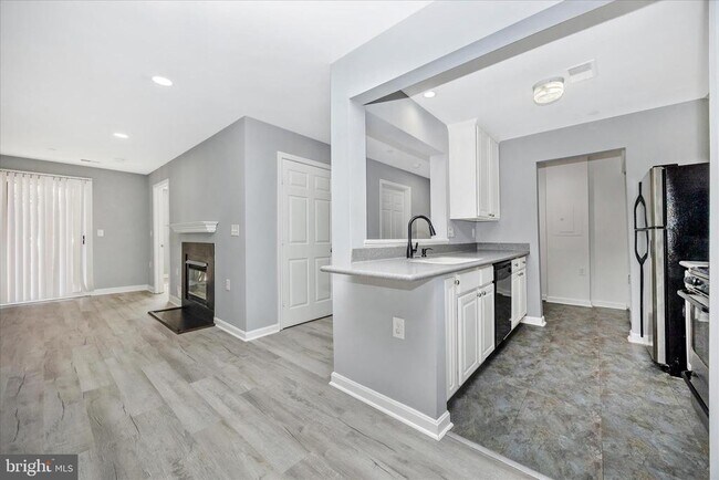 Building Photo - 10001 Vanderbilt Cir