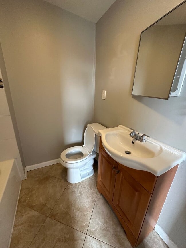 Building Photo - 1007 Lake Ave