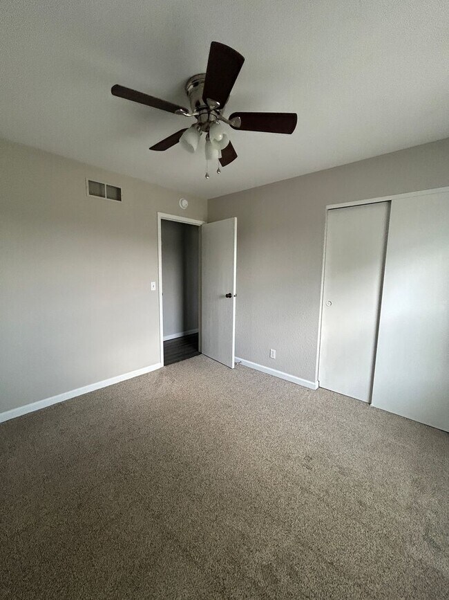 Building Photo - 537 Windrift Dr