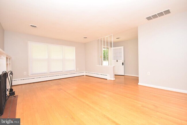 Building Photo - 204 W Locust St