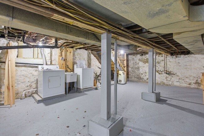 Building Photo - Kam316