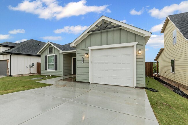 Building Photo - Gorgeous in Granbury