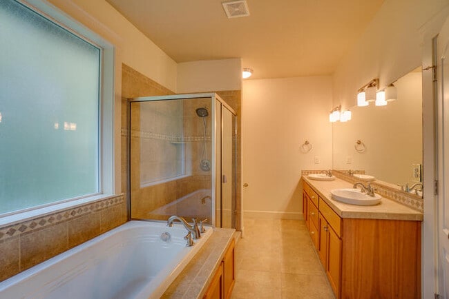 Building Photo - BEAUTIFUL FOUR BEDROOM HOME IN VANCOUVER