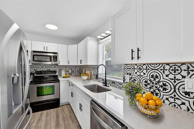 Building Photo - 3034 Touraine Ave